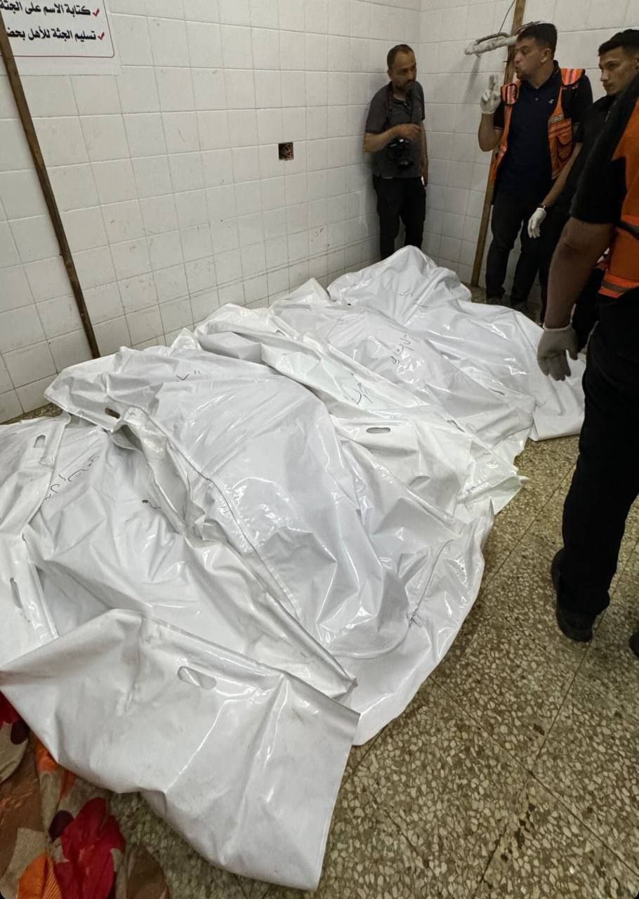 جثامين الشهداء جراء غارات الاحتلال في مستشفى الأقصى بدير البلح وسط القطاع